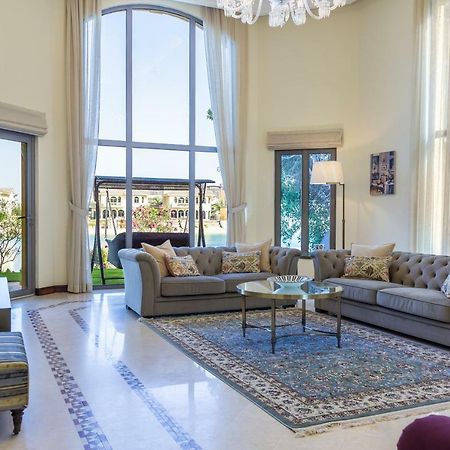 Chic 4Br Villa With Assistant Room And Private Pool On Palm Jumeirah By Deluxe Holiday Homesドバイ エクステリア 写真