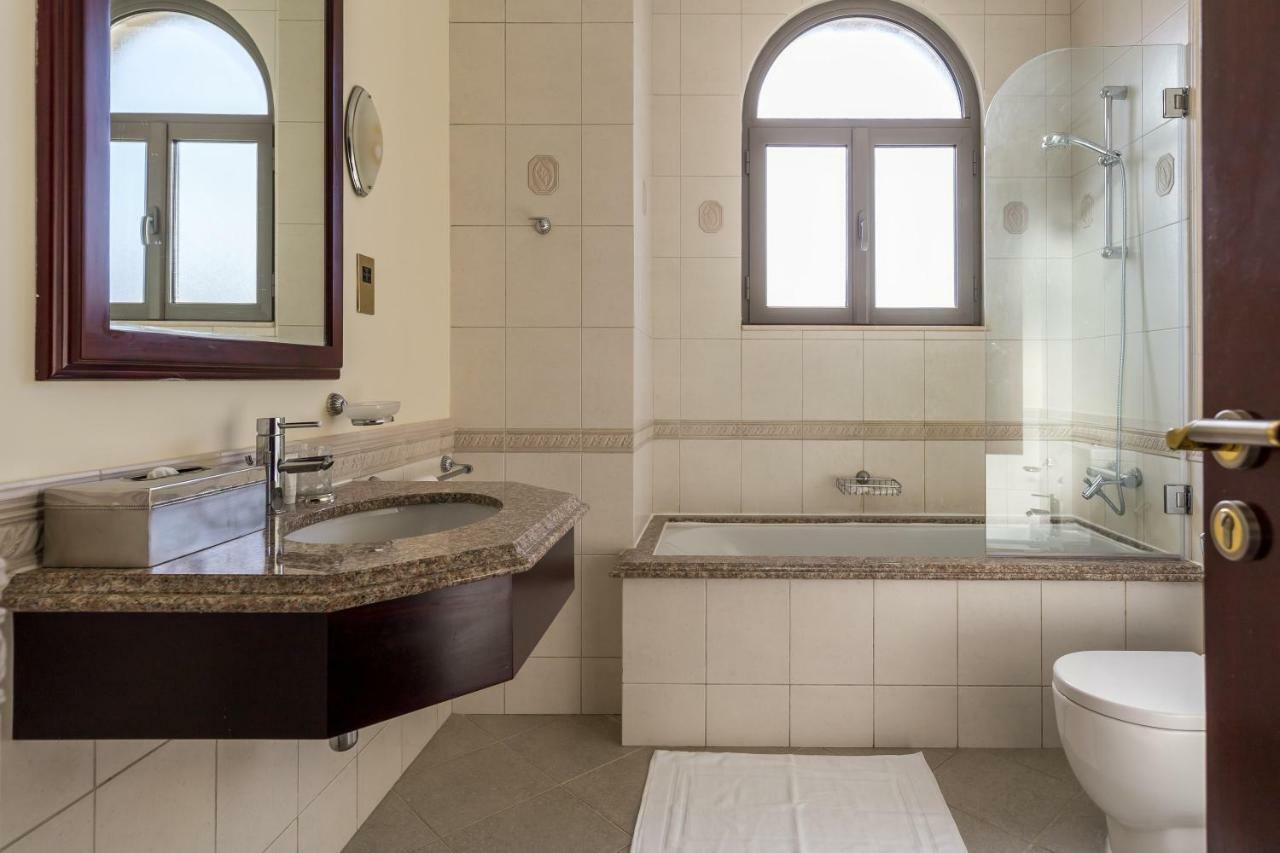 Chic 4Br Villa With Assistant Room And Private Pool On Palm Jumeirah By Deluxe Holiday Homesドバイ エクステリア 写真
