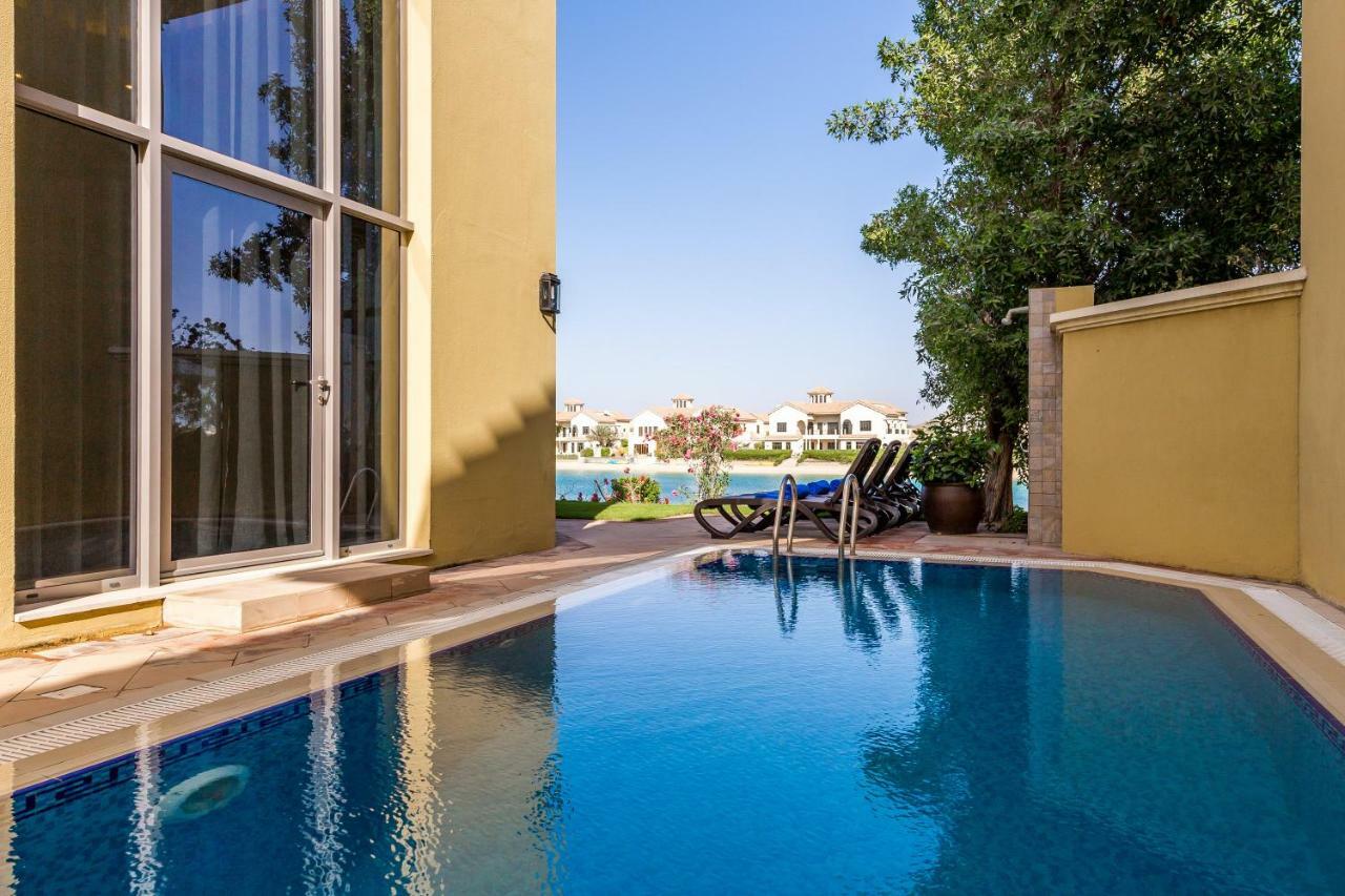 Chic 4Br Villa With Assistant Room And Private Pool On Palm Jumeirah By Deluxe Holiday Homesドバイ エクステリア 写真