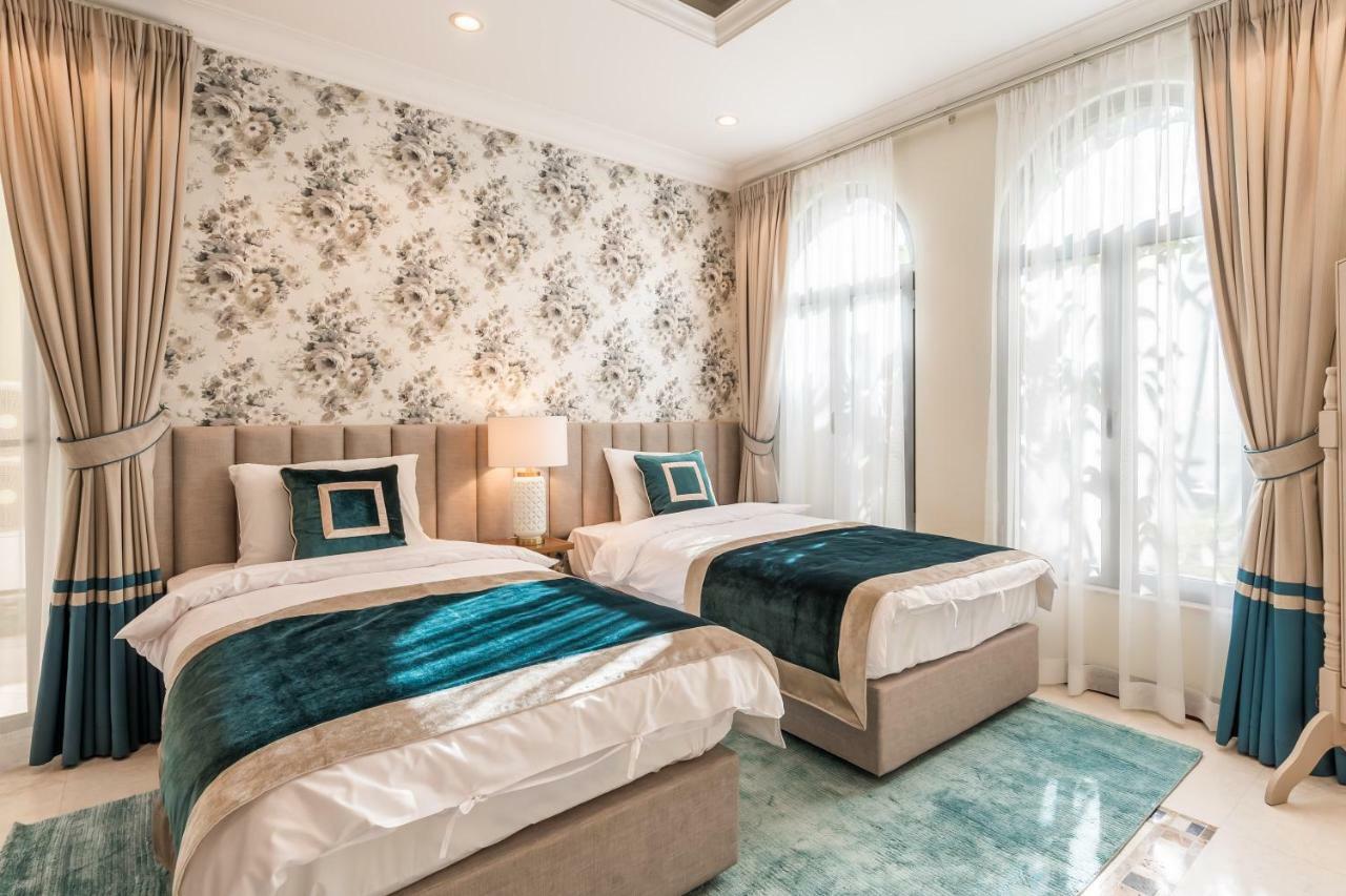 Chic 4Br Villa With Assistant Room And Private Pool On Palm Jumeirah By Deluxe Holiday Homesドバイ エクステリア 写真