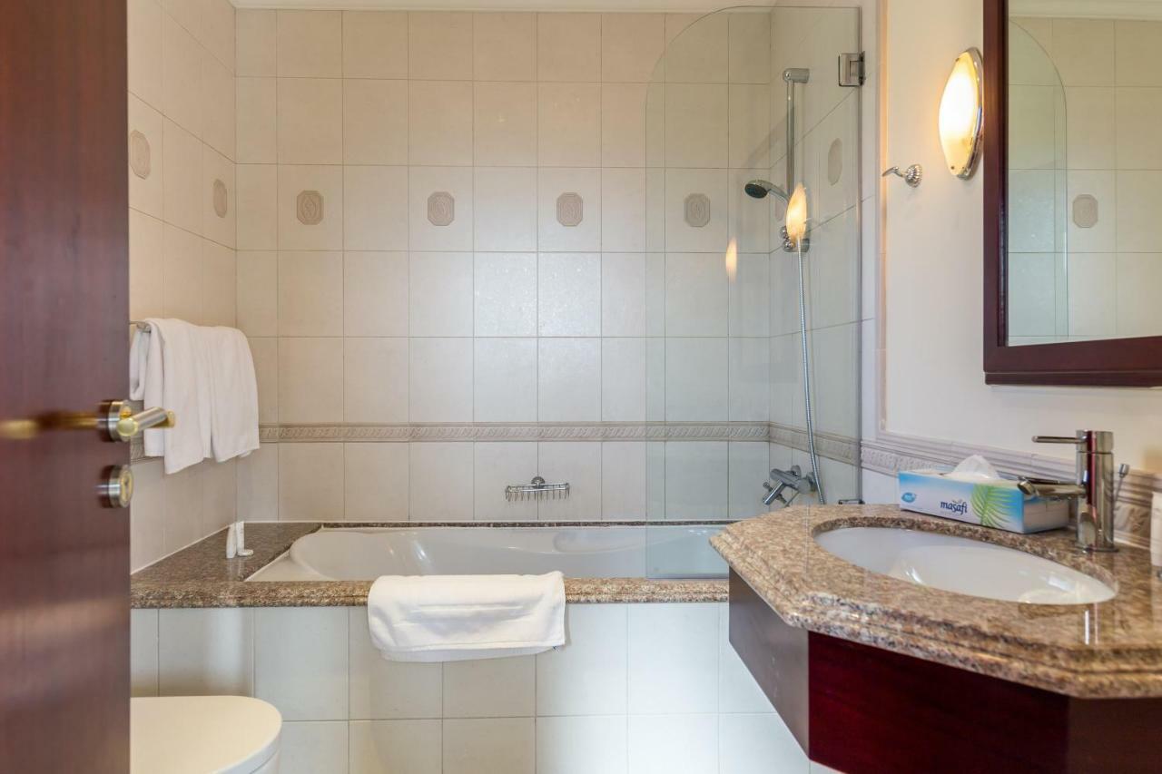 Chic 4Br Villa With Assistant Room And Private Pool On Palm Jumeirah By Deluxe Holiday Homesドバイ エクステリア 写真