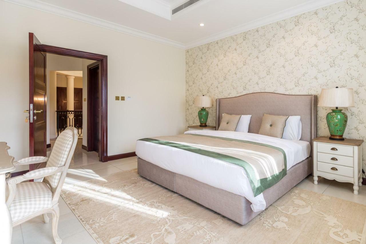 Chic 4Br Villa With Assistant Room And Private Pool On Palm Jumeirah By Deluxe Holiday Homesドバイ エクステリア 写真