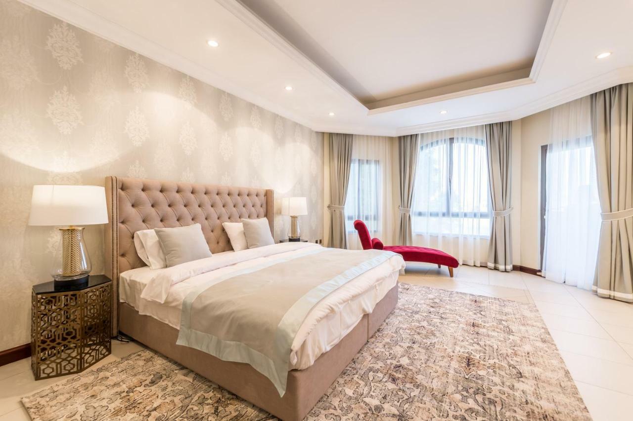 Chic 4Br Villa With Assistant Room And Private Pool On Palm Jumeirah By Deluxe Holiday Homesドバイ エクステリア 写真