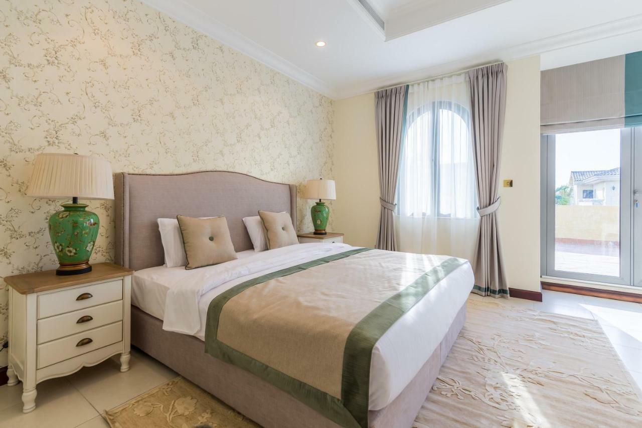 Chic 4Br Villa With Assistant Room And Private Pool On Palm Jumeirah By Deluxe Holiday Homesドバイ エクステリア 写真